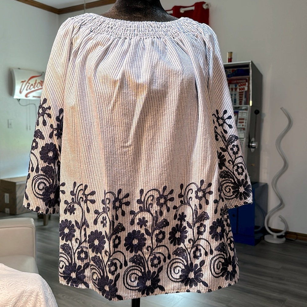 Pinstriped shirt in white and blue.